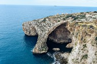 马耳他海岸岩石洞穴图片下载