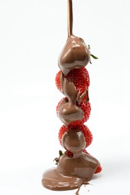 淋着液体巧克力的草莓图片下载