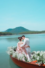 亚洲情侣湖上泛舟婚纱照高清图片