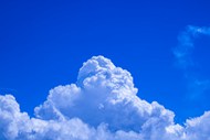 蓝色天空白色卷积云背景图片
