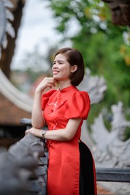 越南红色奥黛短发美女图片下载