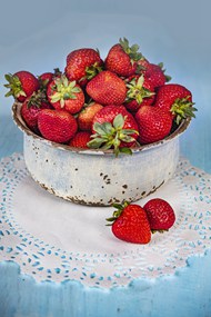 一碗新鲜红色有机草莓高清图片