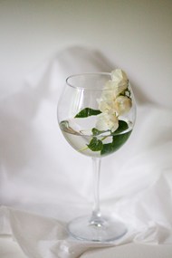 装半杯水的透明玻璃杯图片下载