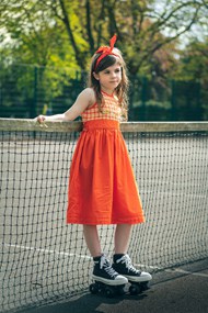 网球场可爱小女孩摄影高清图片