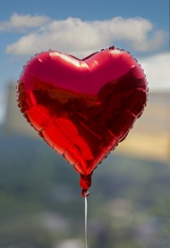 红色爱心装饰气球图片