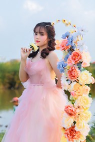 亚洲性感粉色公主风美女摄影高清图片