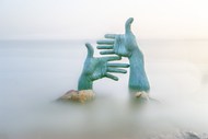 海岸礁石雾气朦胧手势艺术写真图片下载