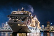海港码头大型邮轮夜景精美图片
