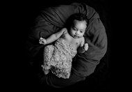 新生儿宝宝黑白肖像写真图片下载