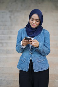正在看手机的穆斯林美女图片下载