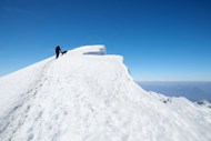 雪山之巅徒步旅行高清图片