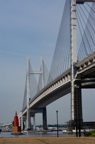 日本横滨海上吊桥图片下载