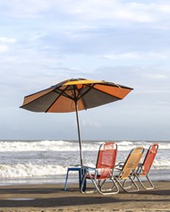 夏日海边沙滩椅遮阳伞图片下载