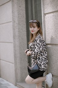 亚洲时尚街拍豹纹装美女图片下载