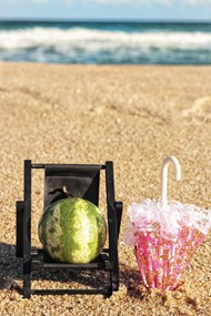 夏日海滩遮阳伞西瓜图片下载