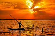 黄昏落日撒丁岛渔夫划船图片大全