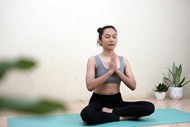 亚洲瑜伽师室内练瑜伽精美图片