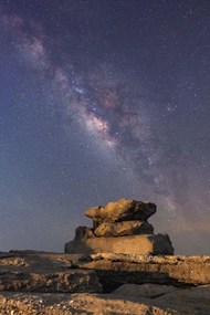 夜晚紫色星空岩石景观写真高清图片