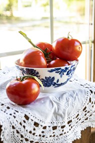 夏日桌角红色西红柿写真高清图片