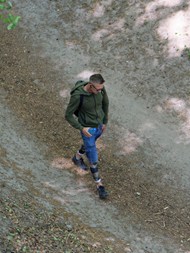 男人独自一个人背包旅行高清图片