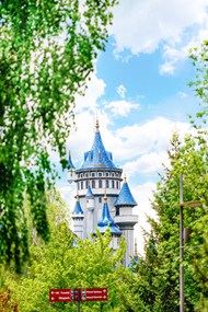 游乐场蓝色城堡建筑写真高清图片