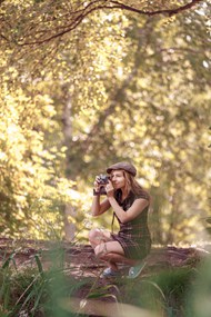 春天树林正在拍照的写真师美女高清图片
