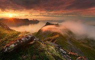 清晨雾气缭绕日出山脉风光写真精美图片
