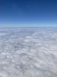 蓝色高空白色云层写真图片