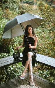 户外性感气质小黑裙撑伞美女高清图片