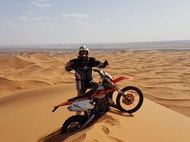 沙漠越野摩托车运动员图片大全