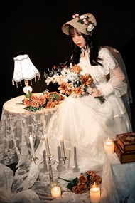 越南美女室内白色婚纱摄影图片下载