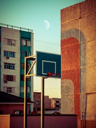老小区房屋建筑篮球架写真图片