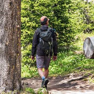 男人森林背包旅行探险精美图片