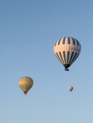 漂浮在蓝色天空上的热力气球图片大全