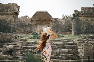 墨西哥玛雅遗址旅行美女背影图片下载