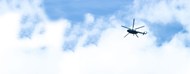 蓝色天空直升飞机飞行图片下载