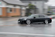 雨中极速行驶的黑色汽车图片下载