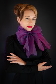 戴着紫色丝巾的俄罗斯美女高清图片