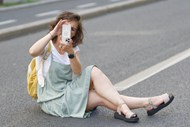 美女坐在马路上手机拍照高清图片