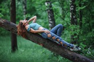 躺在树干上的俄罗斯美女精美图片