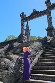 越南紫色奥黛旗袍美女摄影图片