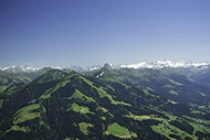 春天阿尔卑斯山山脉风光写真图片