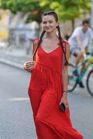 欧美夏日街头街拍红裙美女高清图片