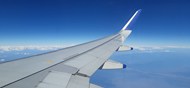航空飞机穿过云层机翼尾翼写真高清图片