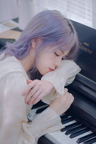 趴在钢琴上睡觉的紫色染发美女图片