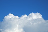蓝色天空白色卷积云云团精美图片