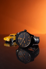 黄色汽车模型和电子手表精美图片