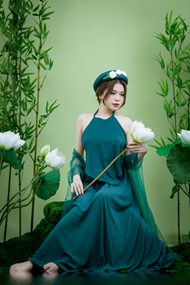 亚洲绿色肚兜裙装美女摄影精美图片