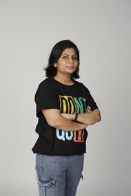 黑色T恤牛仔裤印度美女图片