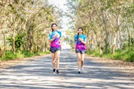 亚洲闺蜜美女跑步运动图片下载